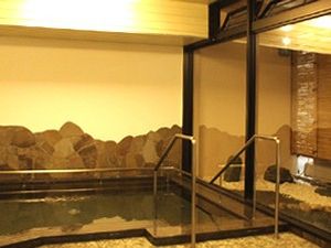岩風呂のある浴室