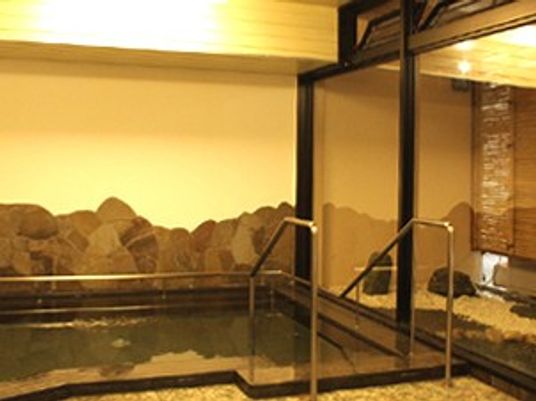 岩風呂のある浴室
