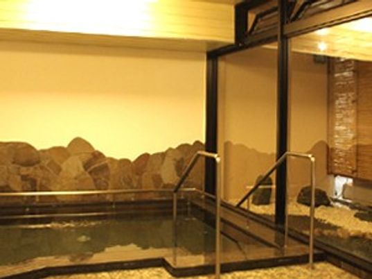 岩風呂のある浴室