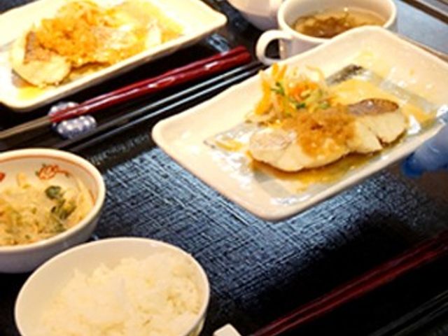 料理が並ぶ食堂 ダイニングルーム 色とりどりの料理が丁寧に並べられ、温かみのあるお食事時間を演出しています。