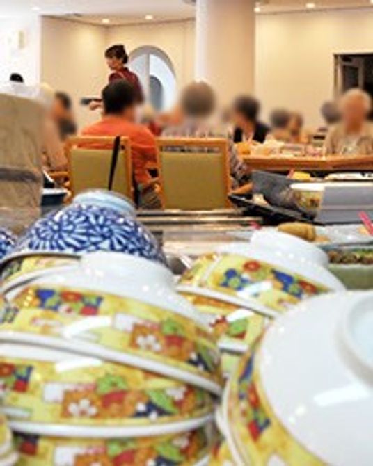 賑やかな食堂の様子  