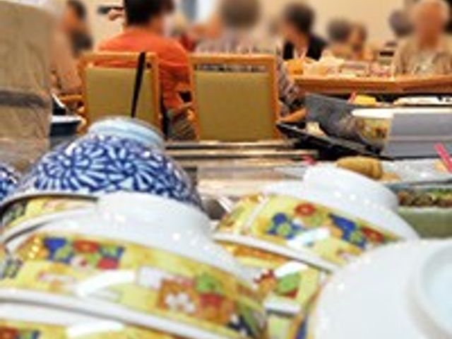 賑やかな食堂の様子 食堂   利用者たちが集う、にぎやかで和やかな雰囲気の空間です。皆さんで食事を楽しんでいます。