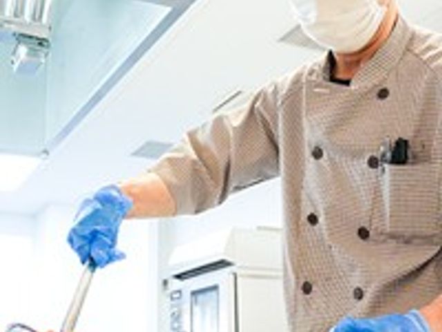 調理中の様子キッチン キッチン   開放的なキッチンでは、新鮮な食材を用いた料理が丁寧に調理されています。