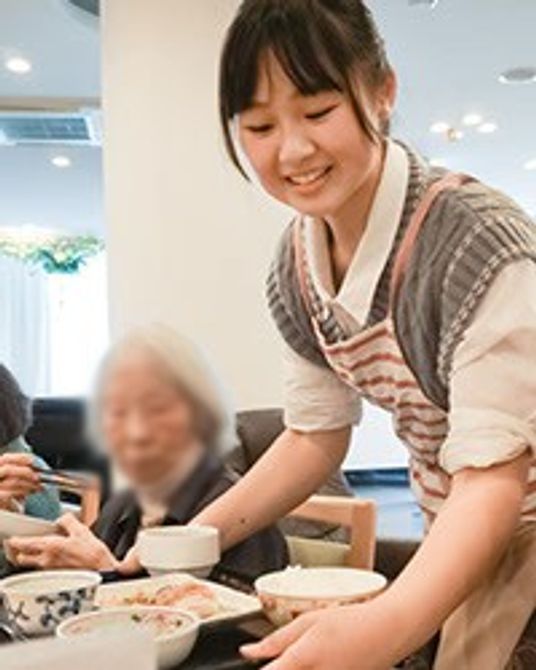 笑顔のスタッフと食事  