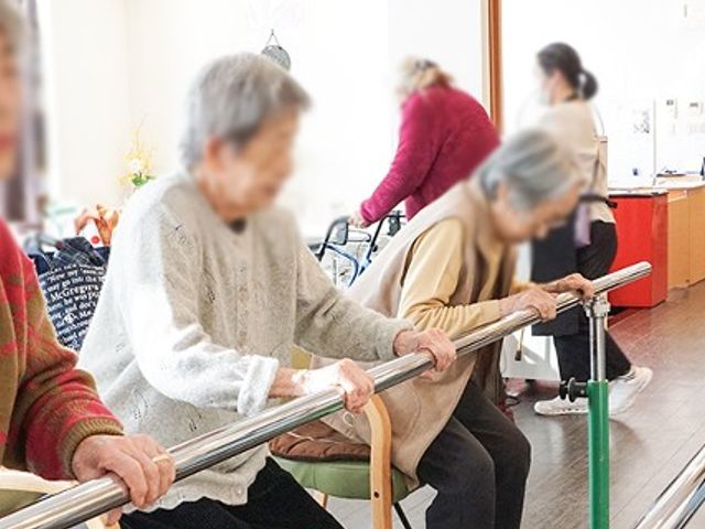 リハビリ中の様子 機能訓練室 機能訓練中の空間は、明るい自然光が差し込みます。活気ある雰囲気の中で活動できます。