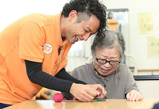 笑顔で手作業の支援