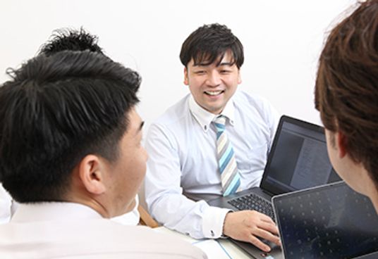 笑顔のスタッフと会話