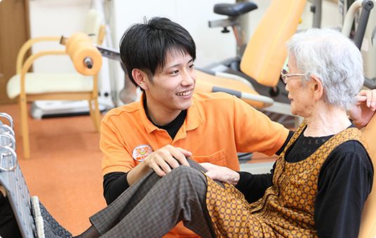 笑顔で対話するスタッフと利用者