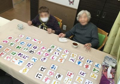 テーブル上のカードゲーム