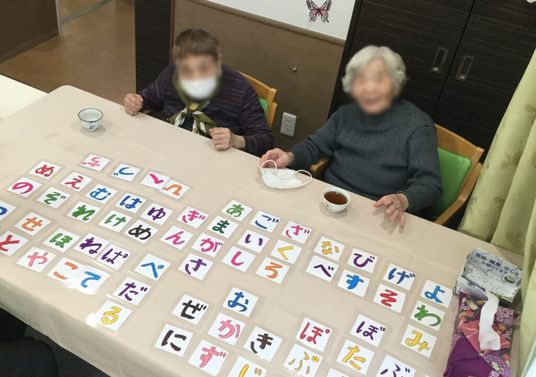テーブル上のカードゲーム
