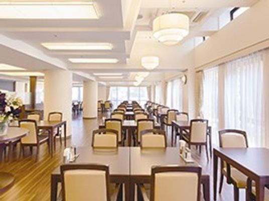 明るい食堂の空間