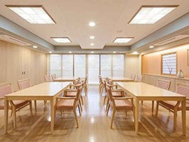 清潔感のあるダイニング空間 共有スペース ゆったりとしたテーブル配置で、明るく開放的な食事の場が整っています。心地よい環境で業務ができる空間です。
