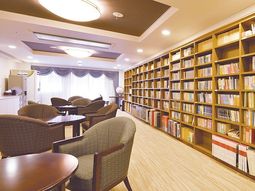 快適な読書空間ラウンジ