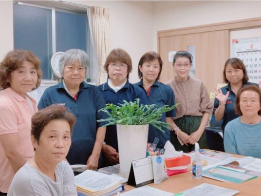 スタッフ集合の室内  