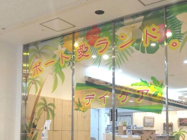 色鮮やかなエントランス エントランス カラフルで明るいエントランス。訪れる人をやわらかく迎え入れるデザインです。
