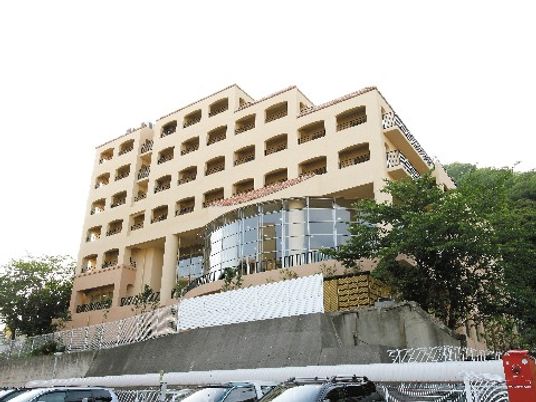 広々とした外観の建物
