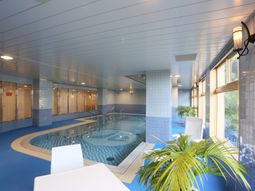 青いタイルの浴室