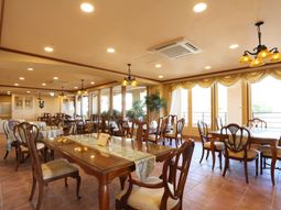 明るい雰囲気の食堂