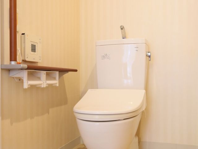 手すり付きトイレ トイレ 手すりがついた清潔なトイレスペースです。利用者の安全と利便性を考慮した設計になっています。