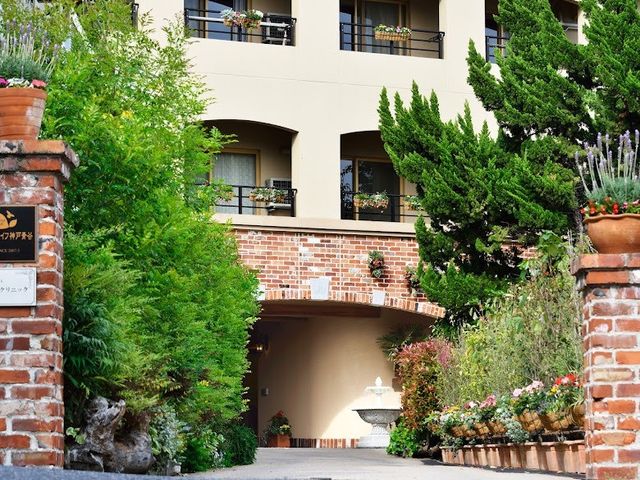 広々とした外観の建物 外観 ゆったりとした空間が広がる建物前です。清潔感のある外観から規模の大きさを感じ取れます。