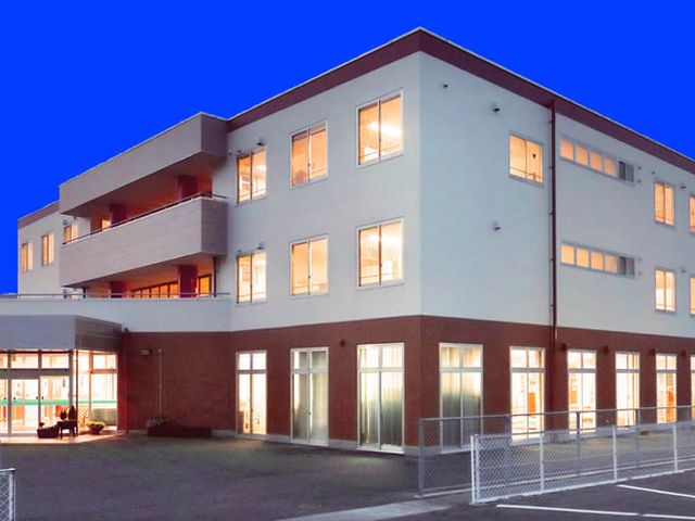 3階建ての外観 外観 広々とした3階建ての建物です。夜も明るく、安心感のある環境です。
