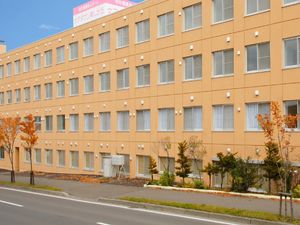 オレンジ色の建物外観