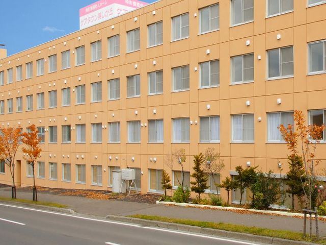 オレンジ色の建物外観 外観 温かみのあるオレンジ色の建物が目を引きます。近隣環境と調和した静かな立地です。