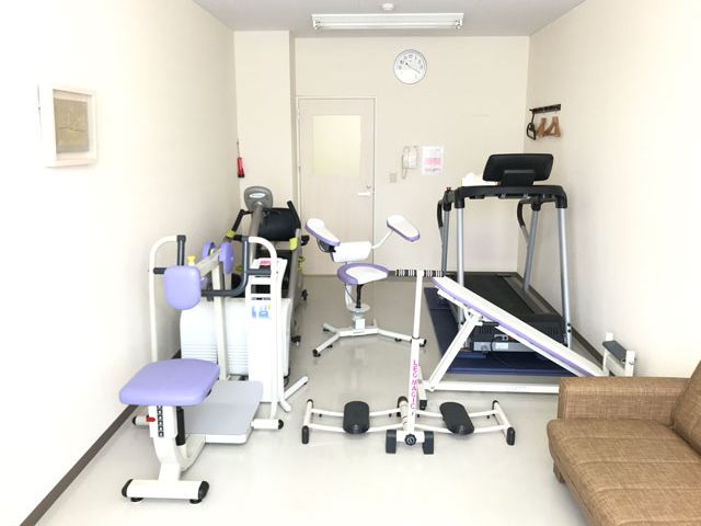 運動機器が揃う部屋 機能訓練室 多彩な運動機器が設置された明るい空間です。健康維持のためのトレーニングが可能です。