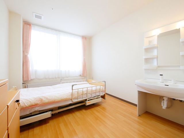 明るい空間の居室 居室 広々とした明るい居室は、自然光がたっぷりと入ります。快適に過ごせる環境が整っています。