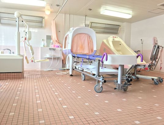 介助機器が揃う浴室