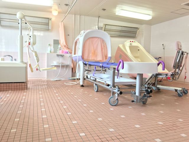 介助機器が揃う浴室 浴室 広々とした浴室には、介助機器が充実しています。快適にサポートができる環境です。