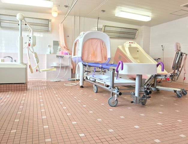 介助機器が揃う浴室 浴室 広々とした浴室には、介助機器が充実しています。快適にサポートができる環境です。