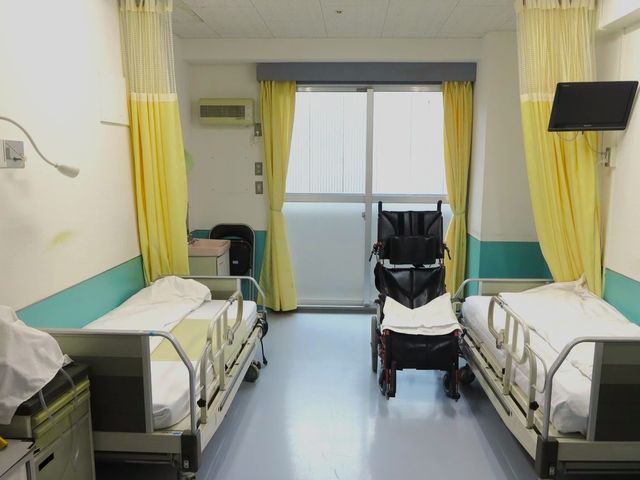 二台のベッドがある居室 居室 窓から自然光が差し込む明るい空間です。車椅子も快適に配置されています。