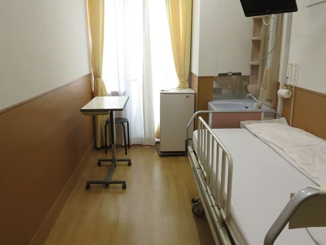 ベッドと机の居室 居室 自然光で明るいお部屋です。一人用のベッドと机が設けられた落ち着いた空間です。