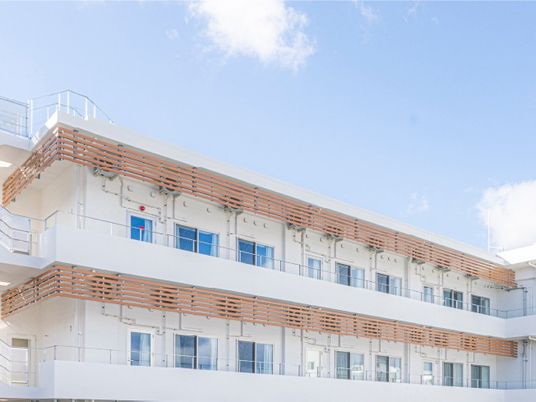 明るい建物外観  