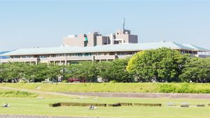 緑に囲まれた建物外観  