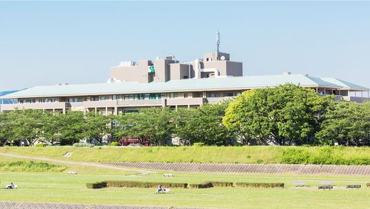 緑に囲まれた建物外観  