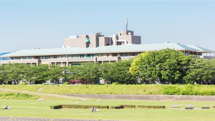 緑に囲まれた建物外観  