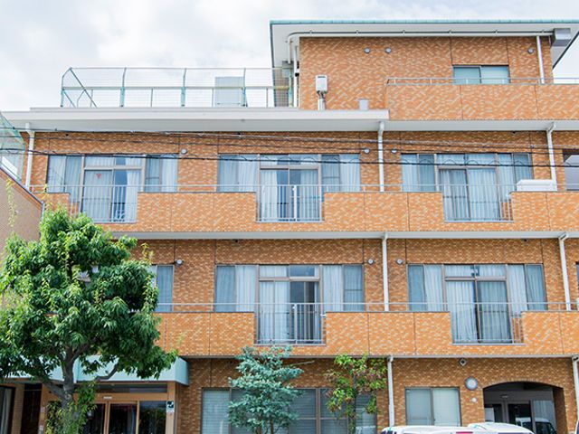 レンガの外観 外観 温かみのあるレンガ造りの三階建て建物です。実際の雰囲気や働く環境を感じられます。