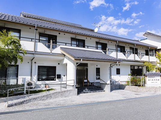 白い建物の外観  