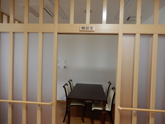相談室のテーブルと椅子