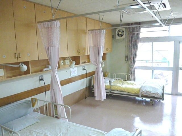 明るい二人部屋の居室 居室 自然光が差し込む明るい居室です。カーテンでプライバシーも確保できます。