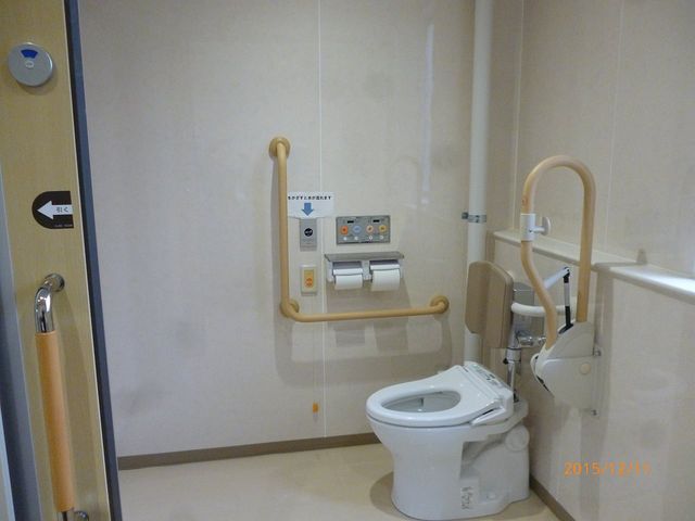 安全な設備のトイレ トイレ 手すりが備わった清潔で安全な環境のトイレです。移動のサポートも充実しています。
