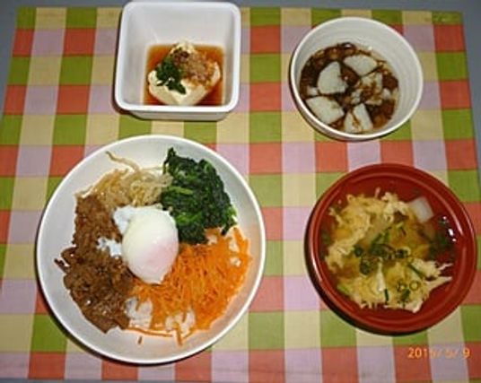彩り豊かな料理の盛り付け  