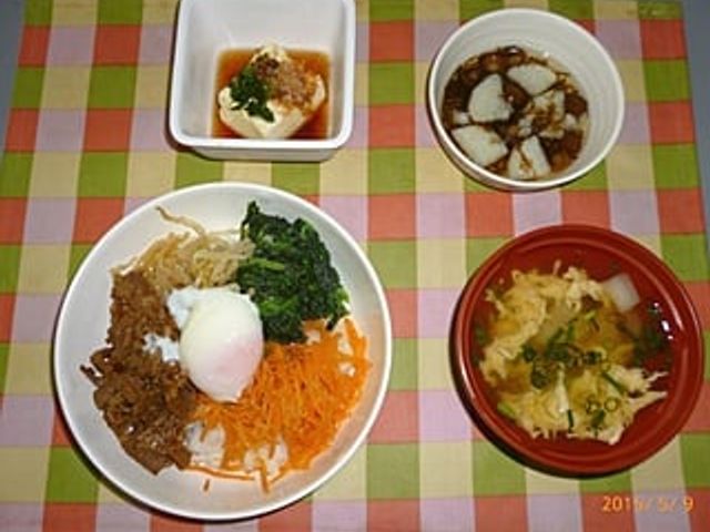 彩り豊かな料理の盛り付け 料理   見た目も楽しい食事は、バランスの取れた栄養が魅力です。利用者様に好評なメニューとなっています。