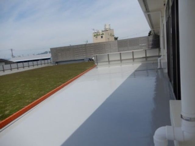 広々としたテラス テラス 広々としたテラスは、日光浴やリラックスの場として最適です。空が広がり開放感があります。