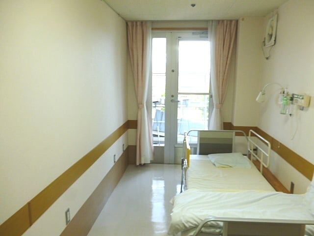 ゆったりした居室 居室 明るい自然光が差し込む居室です。落ち着いた空間で、静かに過ごすことができます。