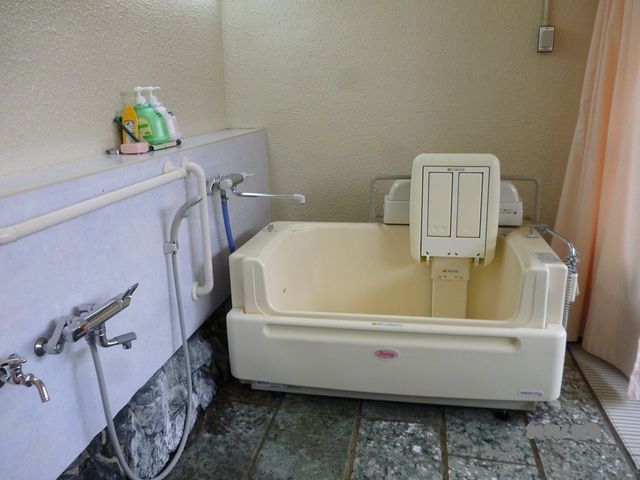 入浴設備の詳細 浴室 機能的な浴槽は、安全に配慮された設計で、利用者の快適な入浴をサポートします。