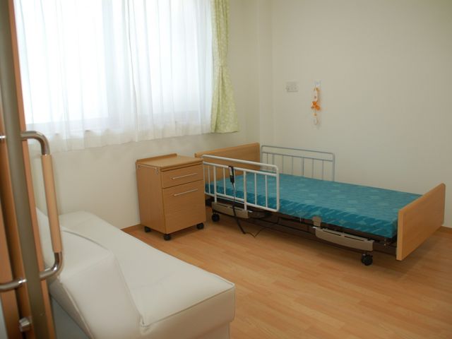 静かな居室 居室 大きな窓から自然光が差し込み、明るい空間で心地よい日々をお過ごしいただけます。ベッドと収納も完備しています。