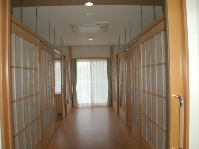 明るい廊下 廊下 自然光が差し込む明るい廊下です。広々とした空間で快適に移動できます。